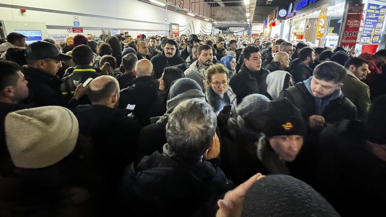 İstanbul'da Kar Yağışı Trafiği Felç Etti!